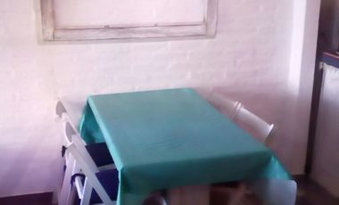 Complejo turístico de cuatro casas con costa al Lago Salto Grande