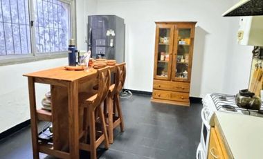 Casa de 3 dormitorios con cochera y patio – Oportunidad en Concordia