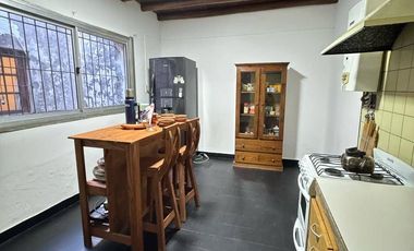 Casa de 3 dormitorios con cochera y patio – Oportunidad en Concordia