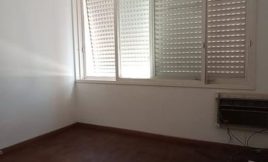 Departamento con cochera sobre peatonal de Concordia