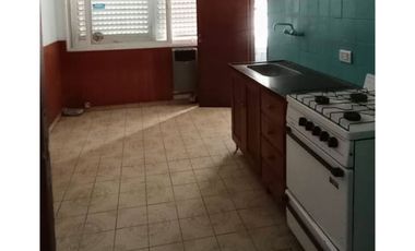 Departamento 2 dormitorios en alquiler con cochera sobre Peatonal Concordia