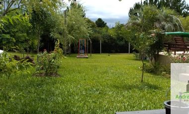 Casa con amplio terreno y piscina en zona Aeroclub