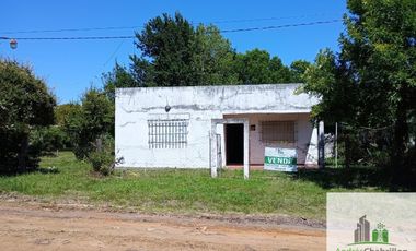Casa de 2 dormitorios en venta con amplio terreno arbolado – Barrio Golf