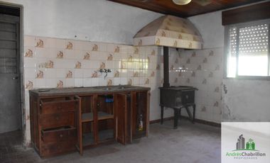 Casa de 2 dormitorios en venta con amplio terreno arbolado – Barrio Golf