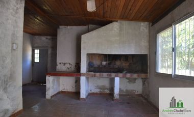 Casa de 2 dormitorios en venta con amplio terreno arbolado – Barrio Golf