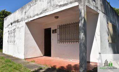 Casa de 2 dormitorios en venta con amplio terreno arbolado – Barrio Golf