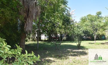 Casa de 2 dormitorios en venta con amplio terreno arbolado – Barrio Golf