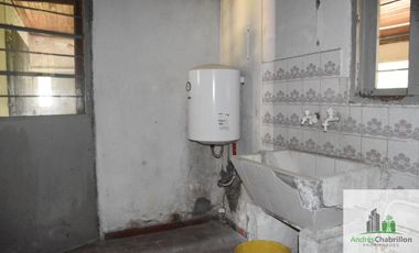 Casa de 2 dormitorios en venta con amplio terreno arbolado – Barrio Golf