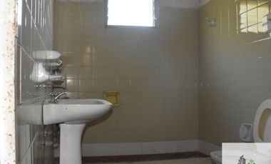 Casa de 2 dormitorios en venta con amplio terreno arbolado – Barrio Golf