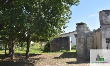 Casa de 2 dormitorios en venta con amplio terreno arbolado – Barrio Golf