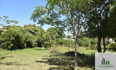 Casa de 2 dormitorios en venta con amplio terreno arbolado – Barrio Golf