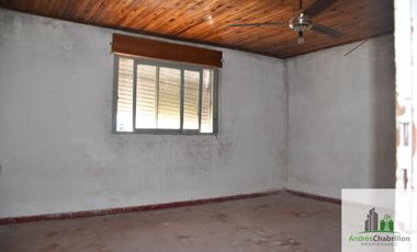 Casa de 2 dormitorios en venta con amplio terreno arbolado – Barrio Golf
