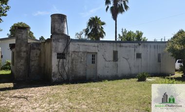 Casa de 2 dormitorios en venta con amplio terreno arbolado – Barrio Golf