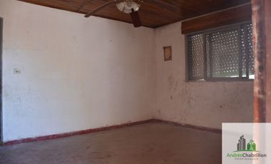 Casa de 2 dormitorios en venta con amplio terreno arbolado – Barrio Golf