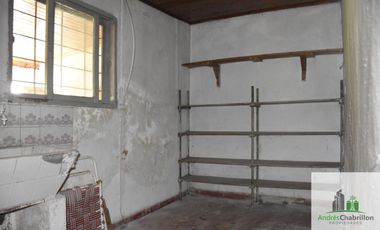Casa de 2 dormitorios en venta con amplio terreno arbolado – Barrio Golf