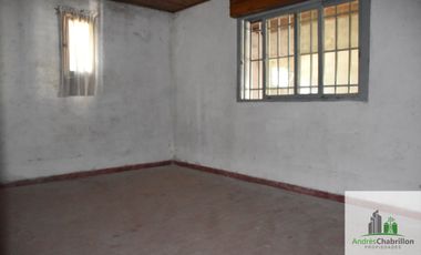 Casa de 2 dormitorios en venta con amplio terreno arbolado – Barrio Golf
