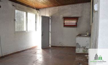 Casa de 2 dormitorios en venta con amplio terreno arbolado – Barrio Golf