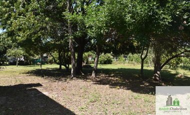 Casa de 2 dormitorios en venta con amplio terreno arbolado – Barrio Golf