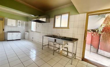 Casa en Arriendo en Casa amplia en Ñuñoa con alto potencial comercial