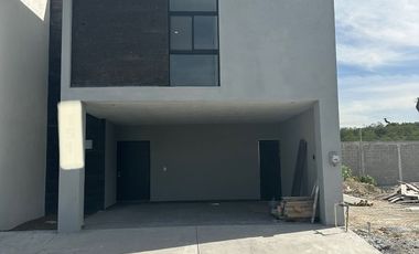 CASA EN VENTA EN CUMBRES SANTORAL - GARCIA