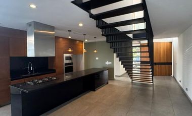 CASA EN VENTA O RENTA EN ALCAZAR ORIENTE