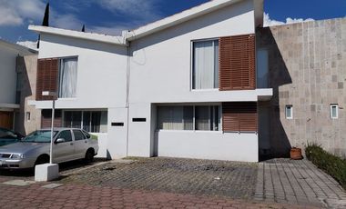 Casa en Juriquilla excelente ubicación frente a La Comer