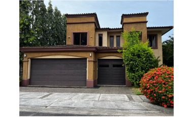 Amplia Residencia en Clayton Cerca de Ciudad del Saber y Colegios Internacionales