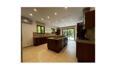 Amplia Residencia en Clayton Cerca de Ciudad del Saber y Colegios Internacionales