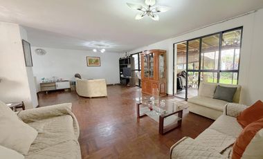 VENTA DE HERMOSA CASA FRENTE A UN PARQUE EN SURCO