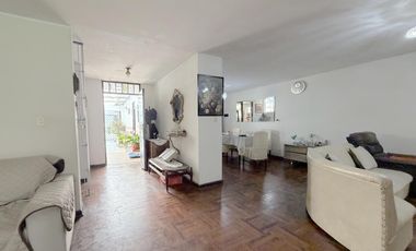 VENTA DE HERMOSA CASA FRENTE A UN PARQUE EN SURCO