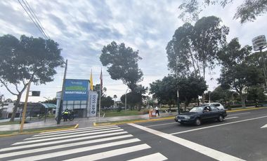VENTA DE HERMOSA CASA FRENTE A UN PARQUE EN SURCO