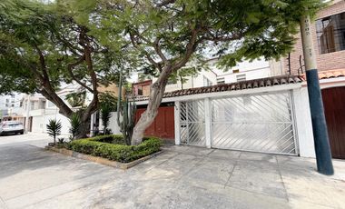 VENTA DE HERMOSA CASA FRENTE A UN PARQUE EN SURCO