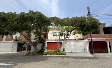 VENTA DE HERMOSA CASA FRENTE A UN PARQUE EN SURCO