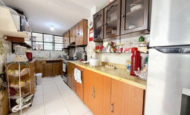 VENTA DE HERMOSA CASA FRENTE A UN PARQUE EN SURCO