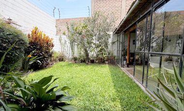 VENTA DE HERMOSA CASA FRENTE A UN PARQUE EN SURCO