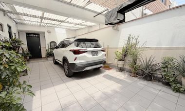 VENTA DE HERMOSA CASA FRENTE A UN PARQUE EN SURCO