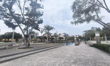 VENTA DE HERMOSA CASA FRENTE A UN PARQUE EN SURCO
