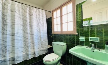 CASA CLÁSICA EN VENTA EN ÑUÑOA, 4 DORMITORIOS 4 BAÑOS