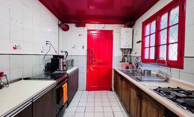 CASA CLÁSICA EN VENTA EN ÑUÑOA, 4 DORMITORIOS 4 BAÑOS