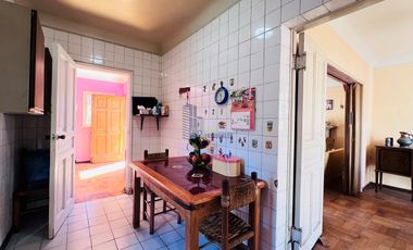 CASA CLÁSICA EN VENTA EN ÑUÑOA, 4 DORMITORIOS 4 BAÑOS