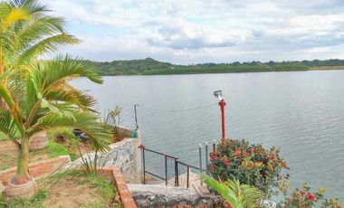 CASA DE CAMPO AMPLIO TERRENO FRENTE AL RIO TUXPAN.