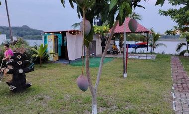 CASA DE CAMPO AMPLIO TERRENO FRENTE AL RIO TUXPAN.