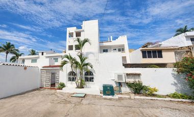 Edificio en Venta de 7 Bungalows en Las Brisas, Manzanillo | Pie de Playa.