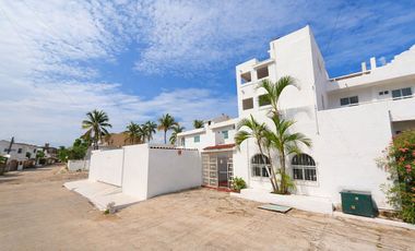Edificio en Venta de 7 Bungalows en Las Brisas, Manzanillo | Pie de Playa.