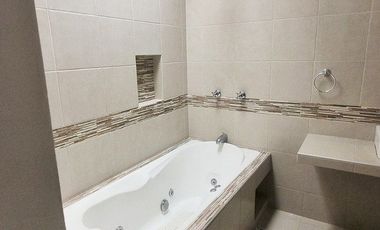 Espectacular Residencia en Bosques del Lago: Espacio, Confort y Naturaleza