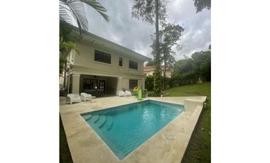 Venta de casa en Clayton - Sendero de camino de cruces Negociable