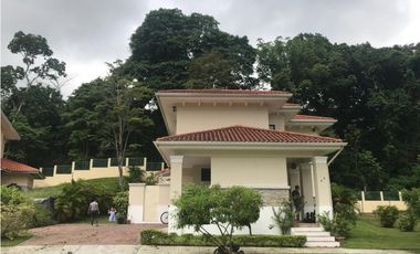 Venta de casa en Clayton - Sendero de camino de cruces Negociable
