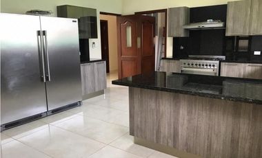 Venta de casa en Clayton - Sendero de camino de cruces Negociable
