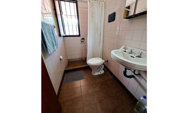 Venta Casa 2 dormitorios con cochera y local comercial