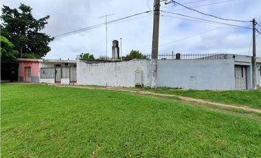 Venta Casa 2 dormitorios con cochera y local comercial